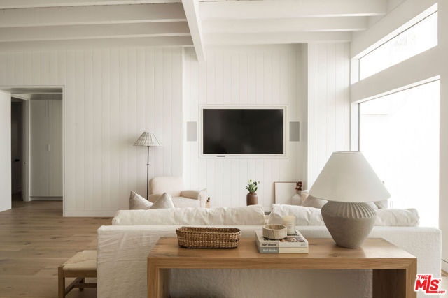 27356 Escondido Beach Road Highway, Malibu CA: https://media.crmls.org/mediaz/e0a436b9-1783-43a7-9abd-78af65bc45d2.jpg