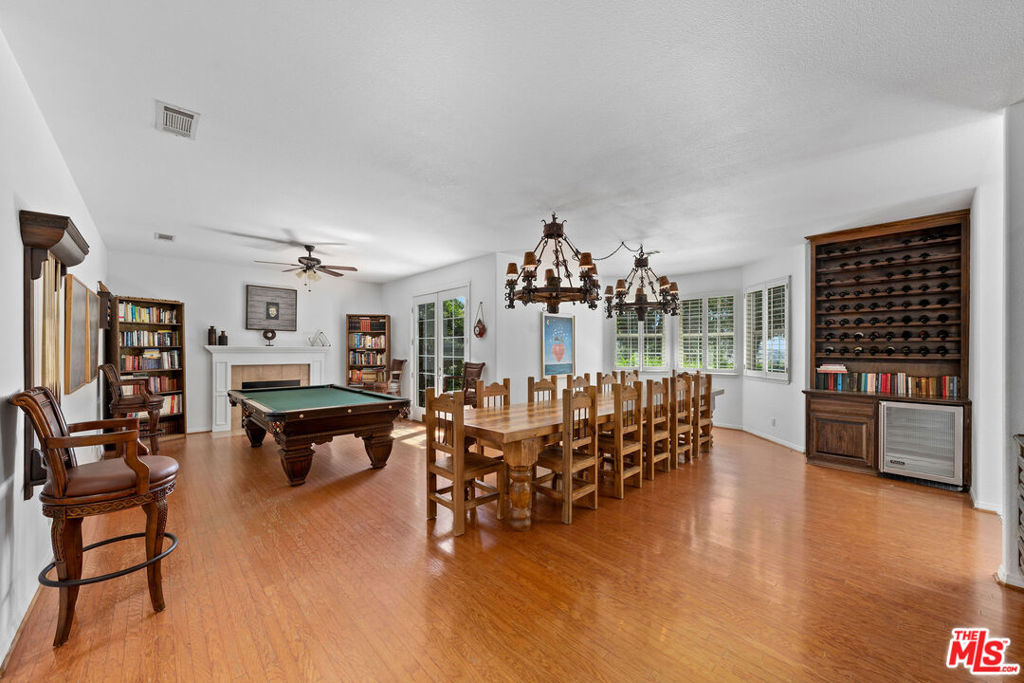 https://media.crmls.org/mediaz/e0a4605c-7482-4b0a-a035-f676e017d805.jpg?preset=X-Large