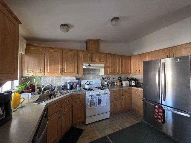 16650 Avenida Rambla, Desert Hot Springs CA: https://media.crmls.org/mediaz/e0a49513-5251-4303-b750-efb442b2cbac.jpg