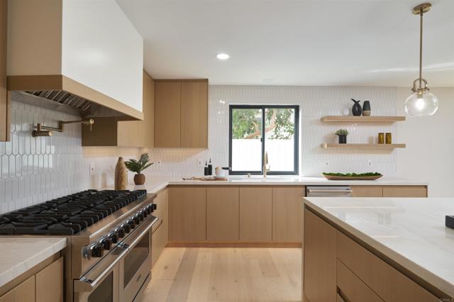 Detail Gallery Image 10 of 47 For 2465 Garfield St, Carlsbad,  CA 92008 - 4 Beds | 4/2 Baths