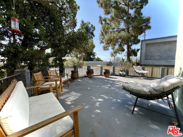 1436 S Spaulding Avenue, Los Angeles CA: https://media.crmls.org/mediaz/e0a58475-7aa5-4f14-90c1-31905372dd08.jpg