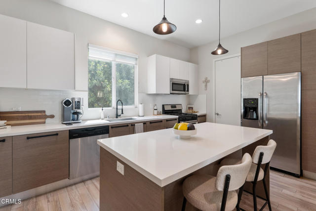 5664 Hazeltine Avenue, Sherman Oaks CA: https://media.crmls.org/mediaz/e0a60bd6-7f53-467b-b260-8878e81aaa6d.jpg