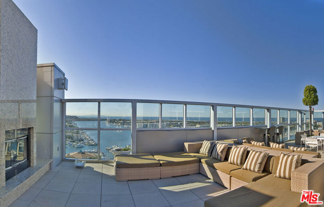 13700 Marina Pointe Drive, Marina del Rey CA: https://media.crmls.org/mediaz/e0a70966-d487-4dbc-8281-b80cec0824cd.jpg