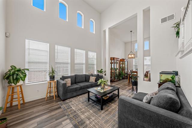 Detail Gallery Image 2 of 22 For 2007 Pleasant Waters Ct, Spring Valley,  CA 91977 - 5 Beds | 3 Baths