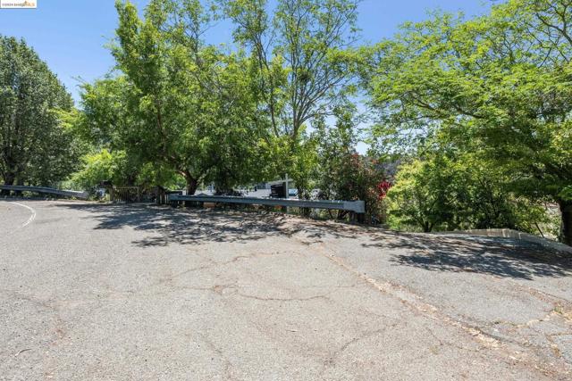 2335 Tunnel Rd, Oakland CA: https://media.crmls.org/mediaz/e0aa2128-a1bd-4ef0-a721-b309a4b27328.jpg