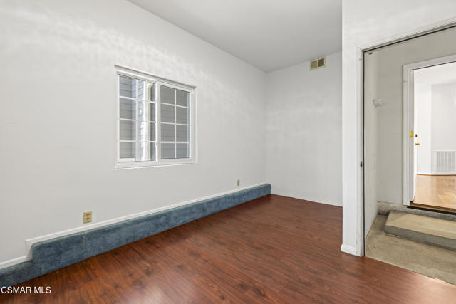 287 Golden Fern Court, Simi Valley CA: https://media.crmls.org/mediaz/e0ab3466-887d-4a2d-aff7-5ba3bf3c1ebc.jpg