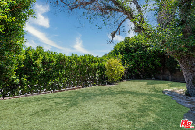 5572 Bradna Drive, Los Angeles CA: https://media.crmls.org/mediaz/e0abeefe-fc75-4408-bec5-b3d34d4a929f.jpg