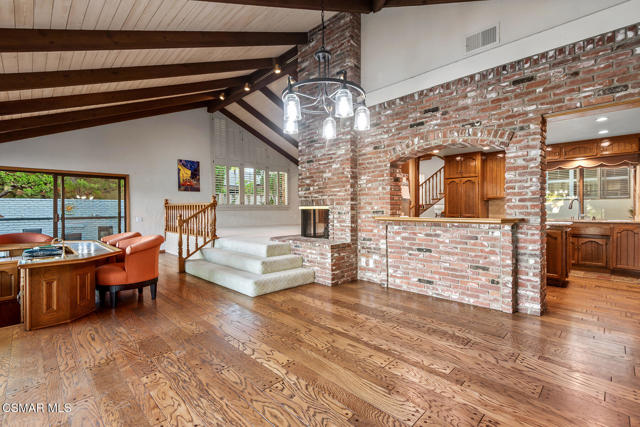 1275 Westwind Circle, Westlake Village CA: https://media.crmls.org/mediaz/e0ac8680-d244-4e6c-947e-5c918ec4782c.jpg