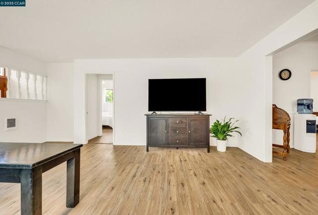 367 Rose Avenue, Pleasanton CA: https://media.crmls.org/mediaz/e0ad069d-506e-4563-b144-0b3d8beba345.jpg