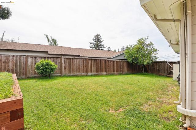 22882 Upland Way, Hayward CA: https://media.crmls.org/mediaz/e0adc826-8abe-4758-bafd-b86b2b40990b.jpg