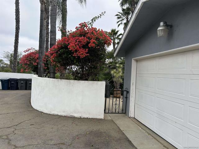 1190 Robertson Dr, Escondido CA: https://media.crmls.org/mediaz/e0ae230b-a870-455c-ac51-82896992512e.jpg