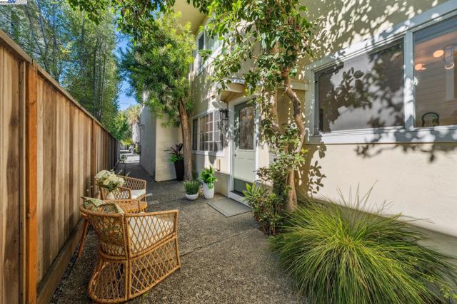 5242 Miles Avenue, Oakland CA: https://media.crmls.org/mediaz/e0af9b31-5832-40e2-b08c-319996dfac12.jpg