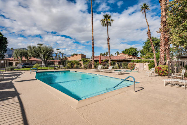 84 La Ronda Drive, Rancho Mirage CA: https://media.crmls.org/mediaz/e0afeff6-c574-403a-afb8-21b8d7fcee44.jpg