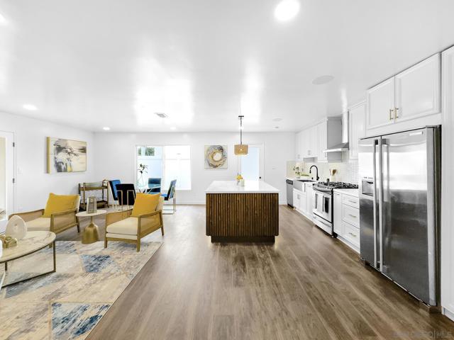 1427 Signal Ave, San Diego CA: https://media.crmls.org/mediaz/e0b0696d-7633-40fb-a257-39372b58ab94.jpg