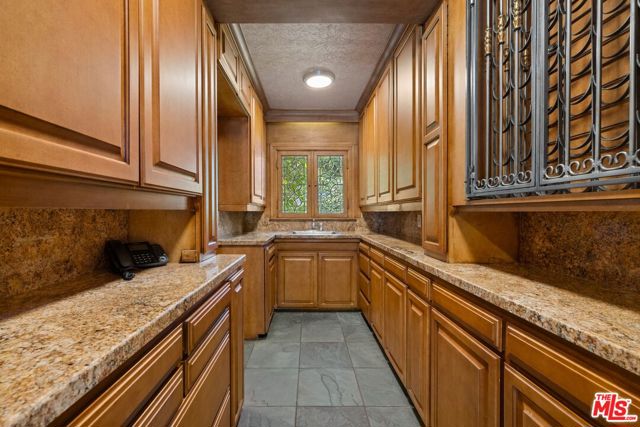 1029 Chevy Chase Drive, Beverly Hills CA: https://media.crmls.org/mediaz/e0b0ab7a-0e68-45fd-8fb3-e5e68a1de9a7.jpg