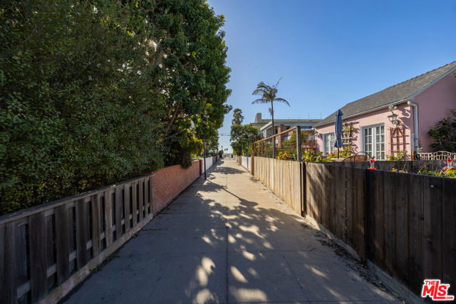 11 24th Avenue, Venice CA: https://media.crmls.org/mediaz/e0b2759b-a54e-43fc-a2d4-f8b4356b3849.jpg