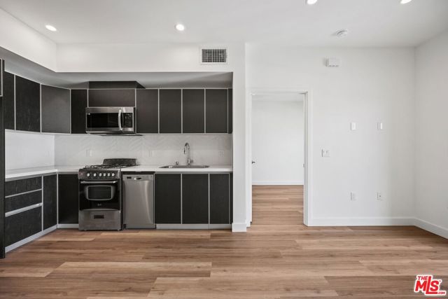 3657 Motor, Los Angeles CA: https://media.crmls.org/mediaz/e0b28c5b-78bc-4b44-a9a2-dd48da07cfe6.jpg