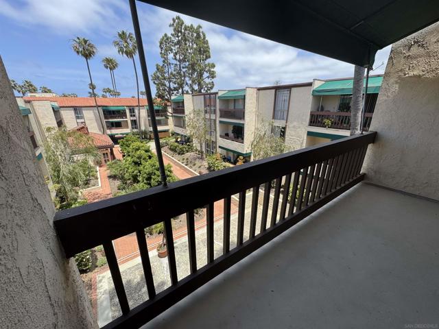 6455 La Jolla Blvd, La Jolla CA: https://media.crmls.org/mediaz/e0b2c0e7-5f23-4bee-bf9c-6a618d60674d.jpg