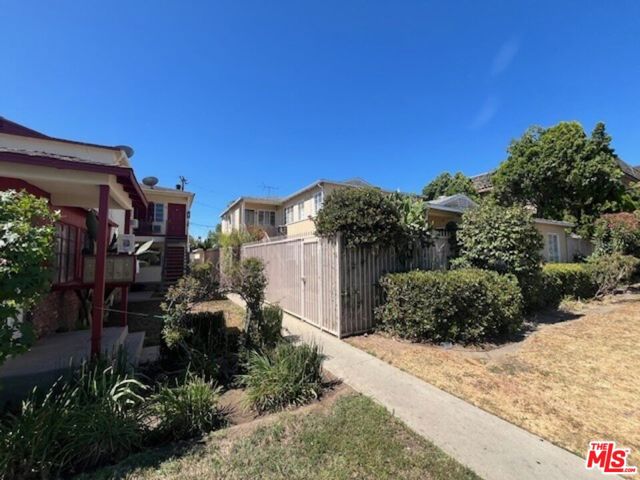 13358 Victory Boulevard photo 6