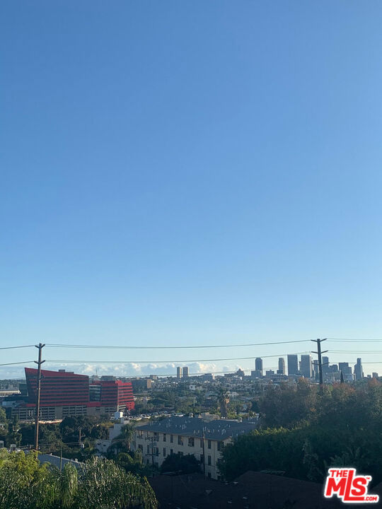 https://media.crmls.org/mediaz/e0b2d420-b3f1-4c9e-a5bf-85fe2383417c.jpg?preset=X-Large