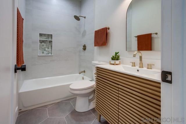 2482 San Clemente Ave, Vista CA: https://media.crmls.org/mediaz/e0b3c24f-1a6d-4b25-9208-3d3c29b7b7fb.jpg