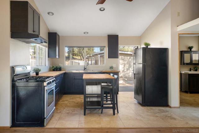 30408 Lennie Dr, Valley Center CA: https://media.crmls.org/mediaz/e0b40f66-9535-4929-a736-8e7d28c3b908.jpg