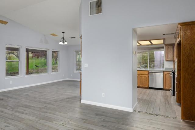 41508 Roaring River Court, Coarsegold CA: https://media.crmls.org/mediaz/e0b4844c-f0a1-4572-8752-f711ea0f0f56.jpg