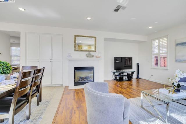 200 ARDEN CT, San Ramon CA: https://media.crmls.org/mediaz/e0b4db21-d3d3-40bd-b141-36c6dc720ac5.jpg