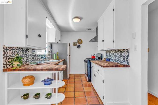 7231 Plank Ave, El Cerrito CA: https://media.crmls.org/mediaz/e0b53cf2-836a-49bf-a585-7d297098ce86.jpg
