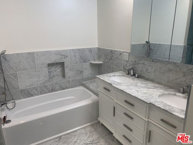 4561 Alla Road, Marina del Rey CA: https://media.crmls.org/mediaz/e0b5b3b3-b142-43a2-b405-7e4138e76e5c.jpg