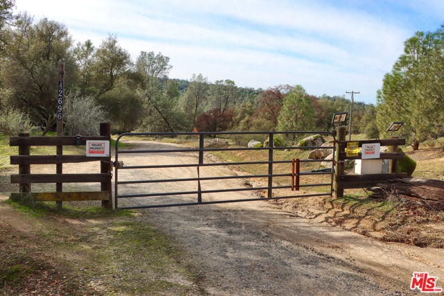1 Blackhawk Lake, Coarsegold CA: https://media.crmls.org/mediaz/e0b65847-2e77-41ff-b8c2-29c3462087ce.jpg