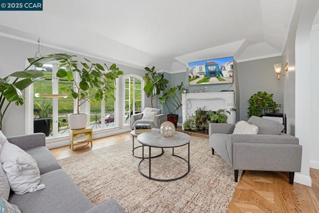1923 28th Ave, San Francisco CA: https://media.crmls.org/mediaz/e0b689e4-4ef4-48ef-9247-c024410cb9a5.jpg