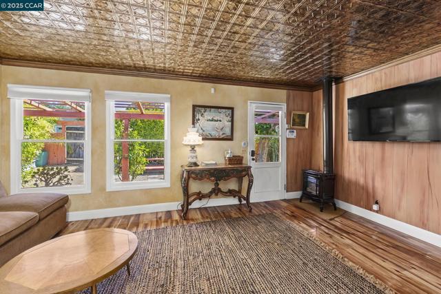 17190 Cedar Ave, Sonoma CA: https://media.crmls.org/mediaz/e0b6a135-692a-4349-8d6e-74b36abd2405.jpg