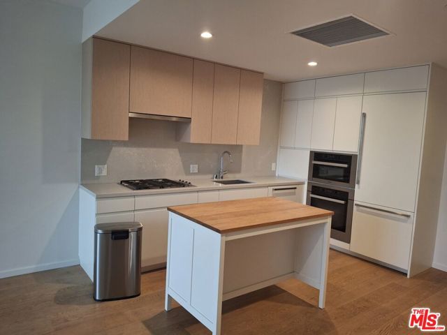 877 Francisco Street, Los Angeles CA: https://media.crmls.org/mediaz/e0b6e747-195d-4def-b9ae-79f8fdcfe772.jpg