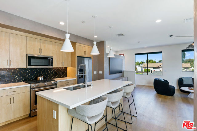 3288 N Canary Way, Los Angeles CA: https://media.crmls.org/mediaz/e0b81b20-6acb-46dc-baf9-8adadd15c0c5.jpg