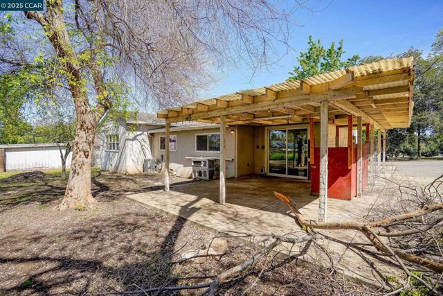 1561 Farm Bureau Rd, Concord CA: https://media.crmls.org/mediaz/e0b91c91-d5b5-45b9-9c7e-28af0486e380.jpg