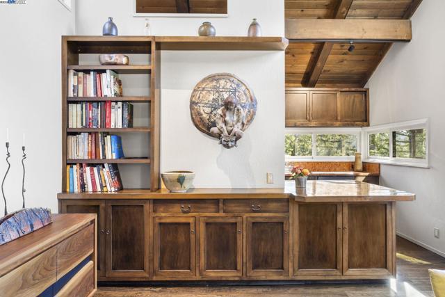 3 Abbott Way, Piedmont CA: https://media.crmls.org/mediaz/e0b929e8-20e8-468b-9813-795d22fee49f.jpg