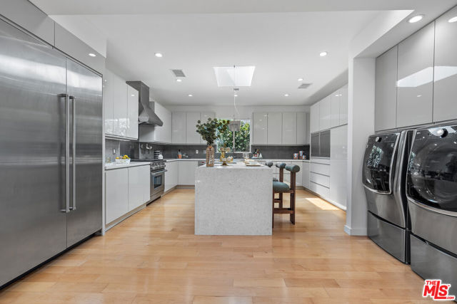 321 S Linden Drive, Beverly Hills CA: https://media.crmls.org/mediaz/e0b99e4d-48fe-4497-8a9e-eb1e0d051925.jpg