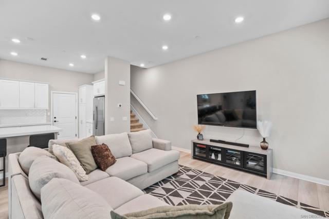 2098 Bluestone Cir, Chula Vista CA: https://media.crmls.org/mediaz/e0b9b3bd-9149-4cfd-be64-31758436e7a2.jpg