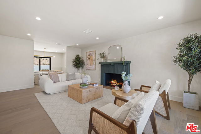 11268 Dona Lola Drive, Studio City CA: https://media.crmls.org/mediaz/e0ba5b03-ada4-4b65-8b88-53817b212e50.jpg