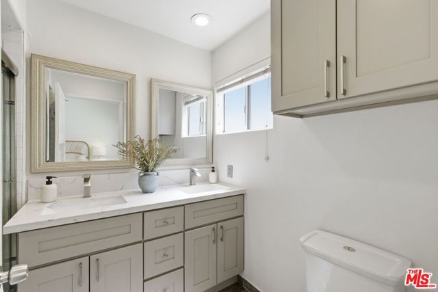 11110 Camarillo Street, 122 photo 22