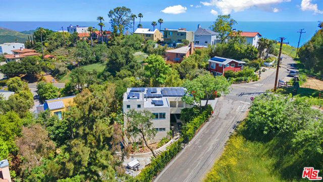 1876 Lookout Road, Malibu CA: https://media.crmls.org/mediaz/e0ba80d5-da7f-4b6d-b8d1-a8ac92c6084e.jpg