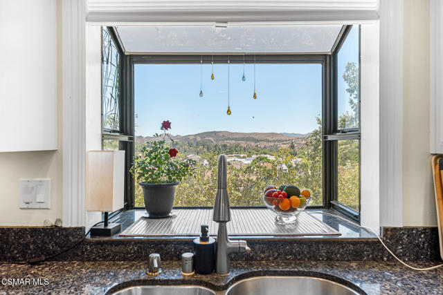 5720 Skyview Way, Agoura Hills CA: https://media.crmls.org/mediaz/e0baecb9-7444-4469-8277-2ddcb0793371.jpg