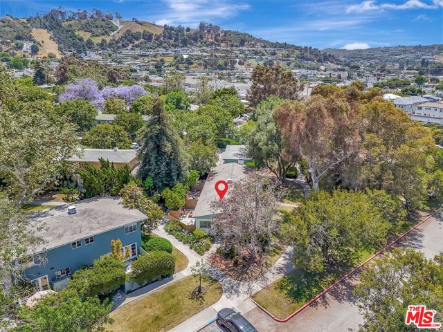 5513 Village, Los Angeles CA: https://media.crmls.org/mediaz/e0bbfa95-e8d3-4b74-881f-69a85b882414.jpg