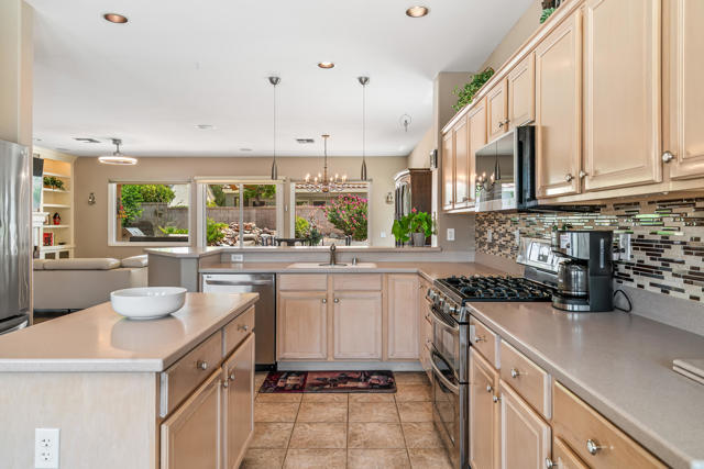 37674 Medjool Avenue, Palm Desert CA: https://media.crmls.org/mediaz/e0bc2c43-594c-4680-acd8-7d6d07de8c9d.jpg
