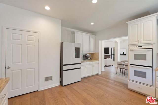 22960 Cass Avenue, Woodland Hills CA: https://media.crmls.org/mediaz/e0bcccd3-aa60-441c-9f0a-606b37d34c19.jpg