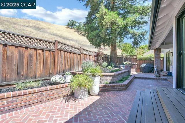 959 Redwood Dr, Danville CA: https://media.crmls.org/mediaz/e0bde4c0-ae53-433b-8ce9-5f8e4bf74886.jpg