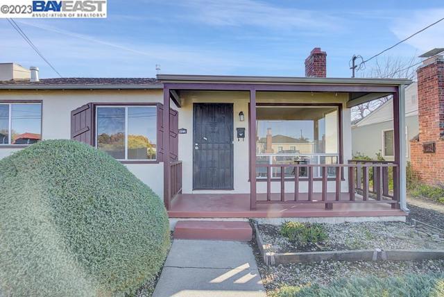 2285 Star Avenue, Castro Valley CA: https://media.crmls.org/mediaz/e0bede49-9d7f-49a1-ade7-8e39e1a97f7e.jpg