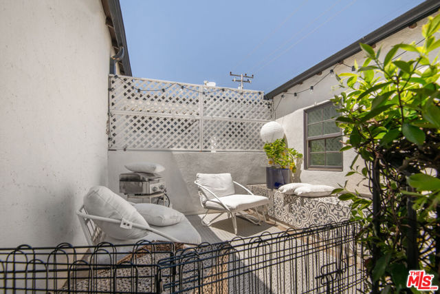 921 16th Street, Santa Monica CA: https://media.crmls.org/mediaz/e0bf05d9-45ed-427f-abc3-034e090c2950.jpg