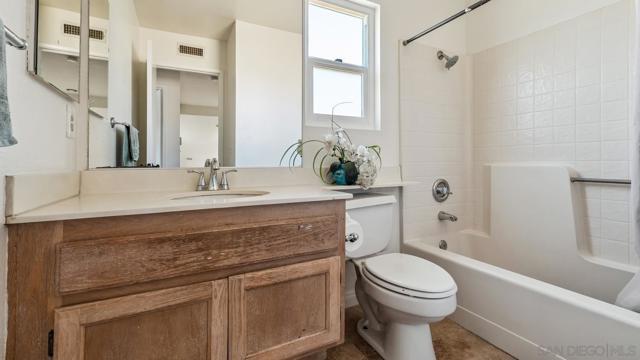 27468 Rosebay Ct, Temecula CA: https://media.crmls.org/mediaz/e0bf4122-891f-4403-bcf3-a5e987926a3e.jpg